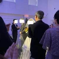 ゲストが座る椅子が透明なのがとてもおしゃれです！