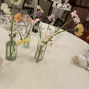 淡い色の花がとても可愛く、花瓶にさしてあるのがおしゃれでした|674063さんのインペリアルウィング富山迎賓館の写真(2111787)