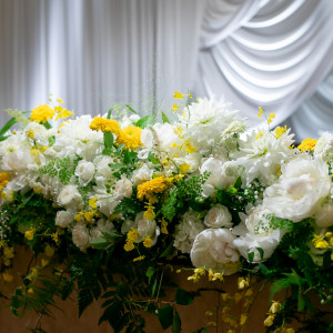 メインテーブルの装花はランクアップしたもの|674085さんのANAクラウンプラザホテル岡山の写真(1894678)