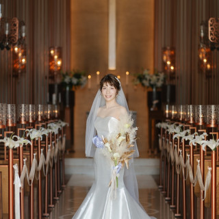 ブラウンを基調としたチャペルにウェディングドレスが映えます