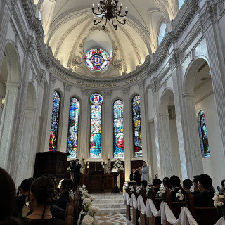 チャペルは天井が高く、自然光が入ります