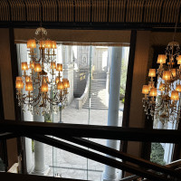 シャンデリアが素敵な空間です。