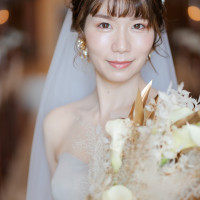 ゴールドとホワイトを基調としたブーケに、ピアスを合わせました