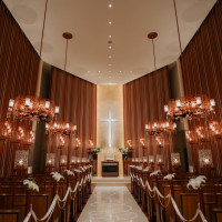 美しい照明とユリの香りが漂うチャペル