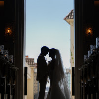 チャペル内に窓がないので扉からだけ自然光が差し込みます。