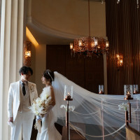 扉から差し込む自然光にベールがなびくお気に入りの一枚