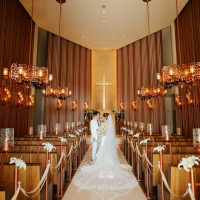 ウェディングベールがバージンロードに映えます