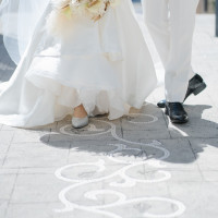 チャペルのバージンロードにつながる道には素敵なアートも