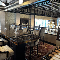 机もあり、たくさん人が座れます