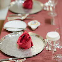 赤とゴールドをモチーフにコーディネートをお願いしました。