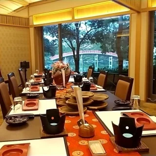 中津万象園併設の懐風亭における披露宴会場（本番は装花もあり）