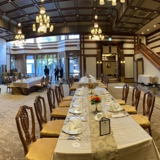 黒基調の会場