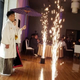和装での入場時に傘の演出と花火の演出をしました