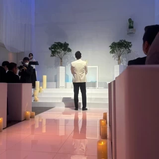 新婦を待つ新郎