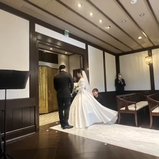 ダークブラウンを基調とした会場