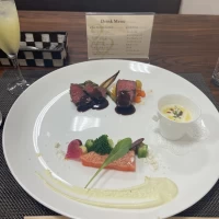 冷製スープやサーモン、牛肉も二種類で美味しかったです