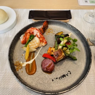 メイン料理はとてもおしゃれで、おいしかったです。