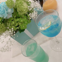 テーブルのお花と飲み物