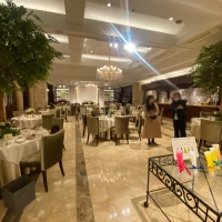 少し大きめの会場。美術館のような洗練された雰囲気。