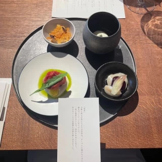 料理名ではなく入っている材料のみ記載しゲスト同士の会話に繋る