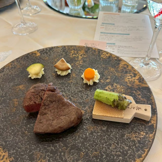 お肉料理です。わさびを自分ですりおろせるのが楽しかったです