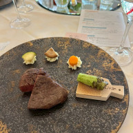 お肉料理です。わさびを自分ですりおろせるのが楽しかったです