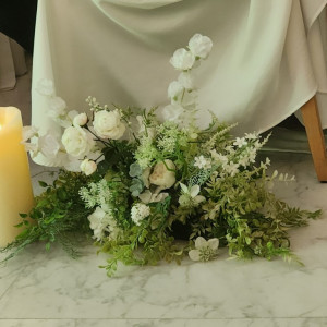 挙式会場の足元の装花(造花)|674823さんのジャルダン・ドゥ・ボヌールの写真(1899559)