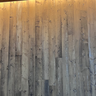壁に使っている木材は本物でした