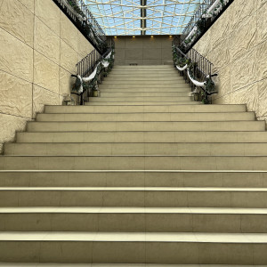 挙式後にフラワーシャワー浴びながら階段を降りていくそうです。|675049さんのル・グラン・ミラージュの写真(1901025)