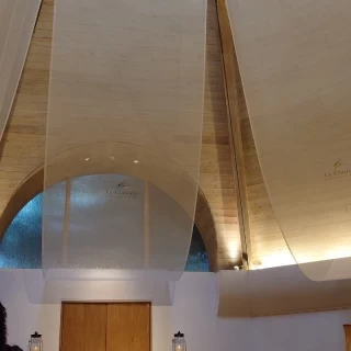 私たちはチャペルでやりました！
天井高くて素敵です。