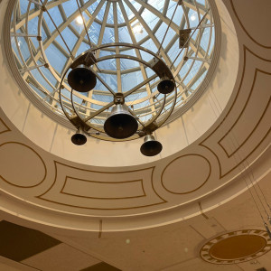 挙式会場を出たあとの階段踊り場の天井。鐘が鳴るそうです。|675124さんのホテルモントレ エーデルホフ札幌の写真(1906852)