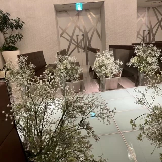 バージンロード横の花が白基調でとても可愛らしいです。