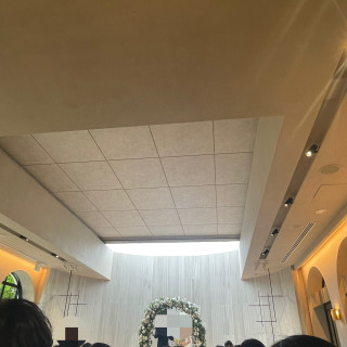 挙式会場の天井がこのように開きます