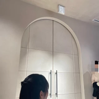 新婦入場の前の扉の形もおしゃれでした