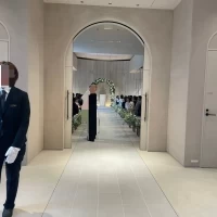 チャペルの入り口もアーチ状ですてきです