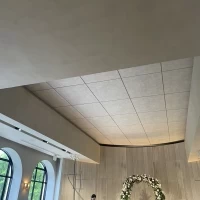 天井が開く前のチャペルです
