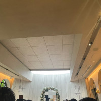 挙式会場の天井がこのように開きます