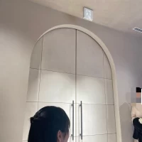 新婦入場の前の扉の形もおしゃれでした