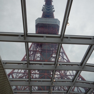 チャペルの天井はガラス貼りになっており、東京タワーが見える