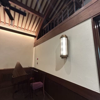 挙式会場に入った左側です。照明も和を感じることができます
