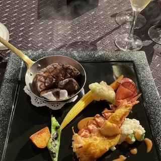 お肉とお魚料理がプレートになって出てきました！