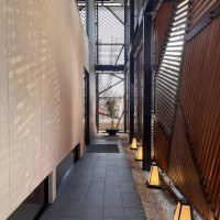 入り口から建物扉までの道