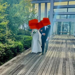 屋上のテラスでフラワーシャワー