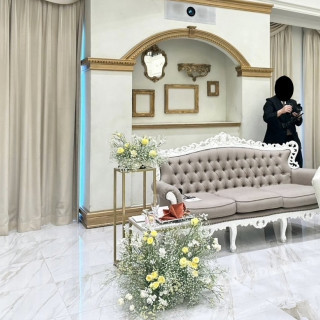 高砂ソファ。高さを出す台がない方がゲストが来てくれやすい。