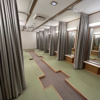 お手洗いの奥に誰でも利用できる、更衣室