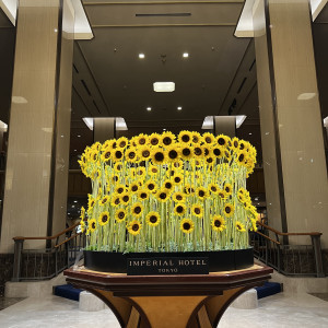 ロビーのお花の装飾。(夏仕様)|675541さんの帝国ホテル 東京の写真(1914948)