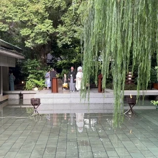 石舞台。水面に姿が映って幻想的な雰囲気になります。