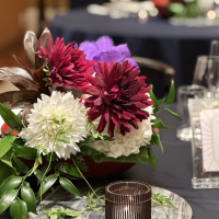 ゲストテーブルはお花と石のプレート、キャンドルを置きました