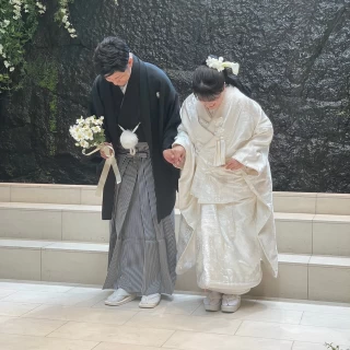 背面の壁から水が流れている