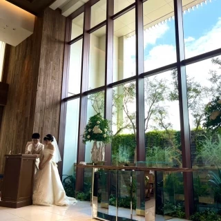 結婚証明書に署名している場面